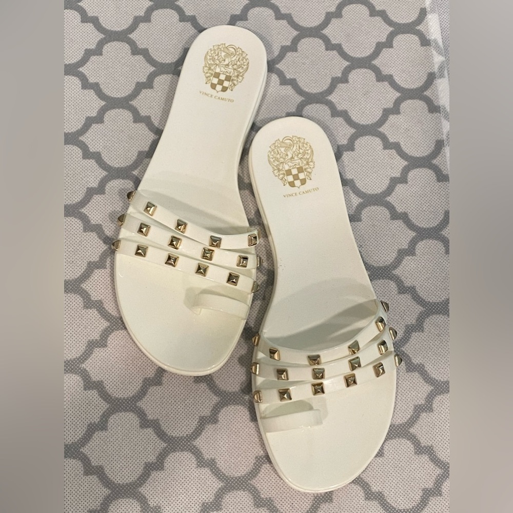 New Vince Camuto White Rubber Rockstud Flip Flops, Size 9